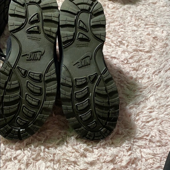 Boys Nike’s - Picture 3 of 3